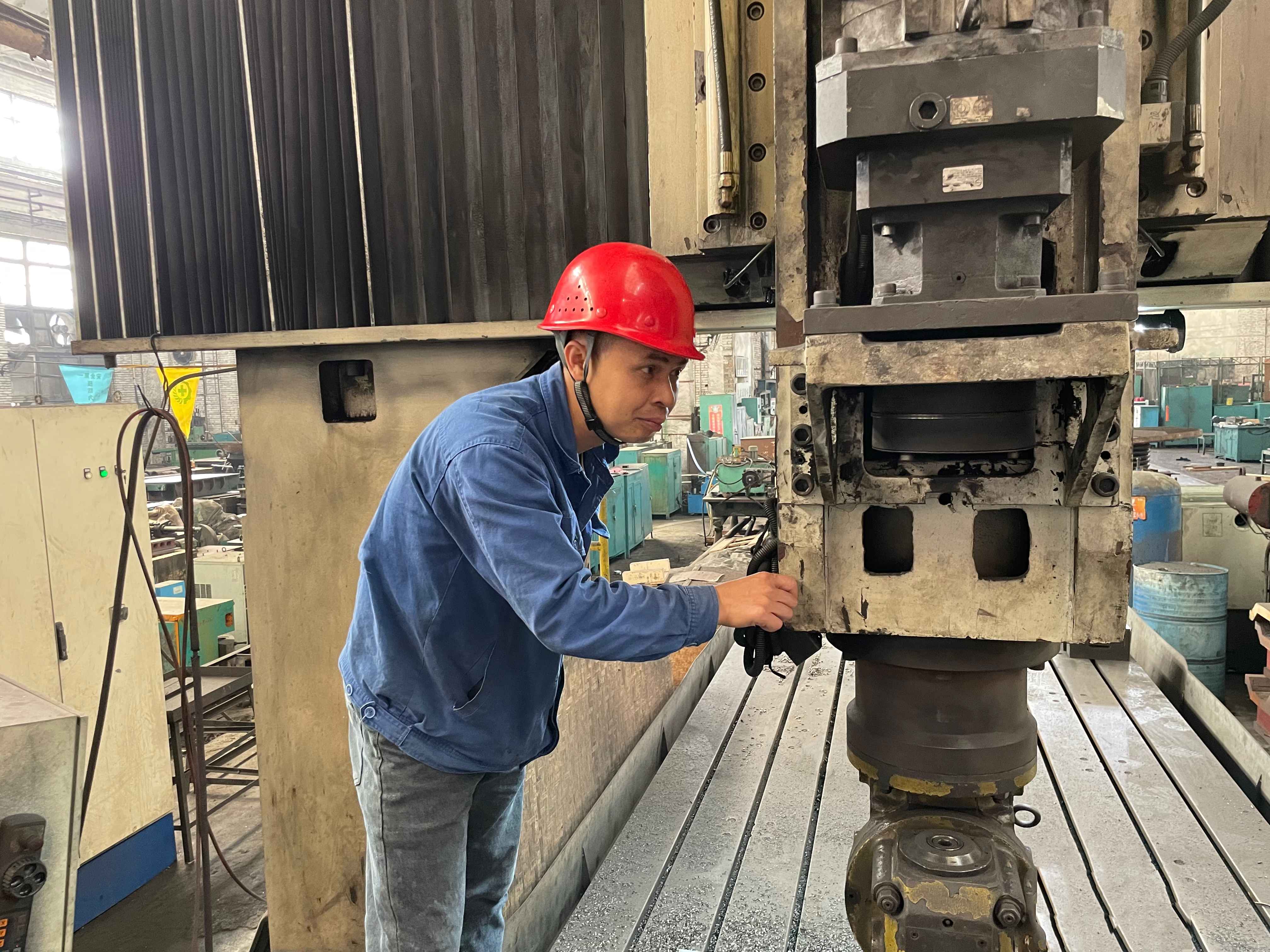 【身边模范】李启合：与机械为伴，，，，，，“钳”出责任