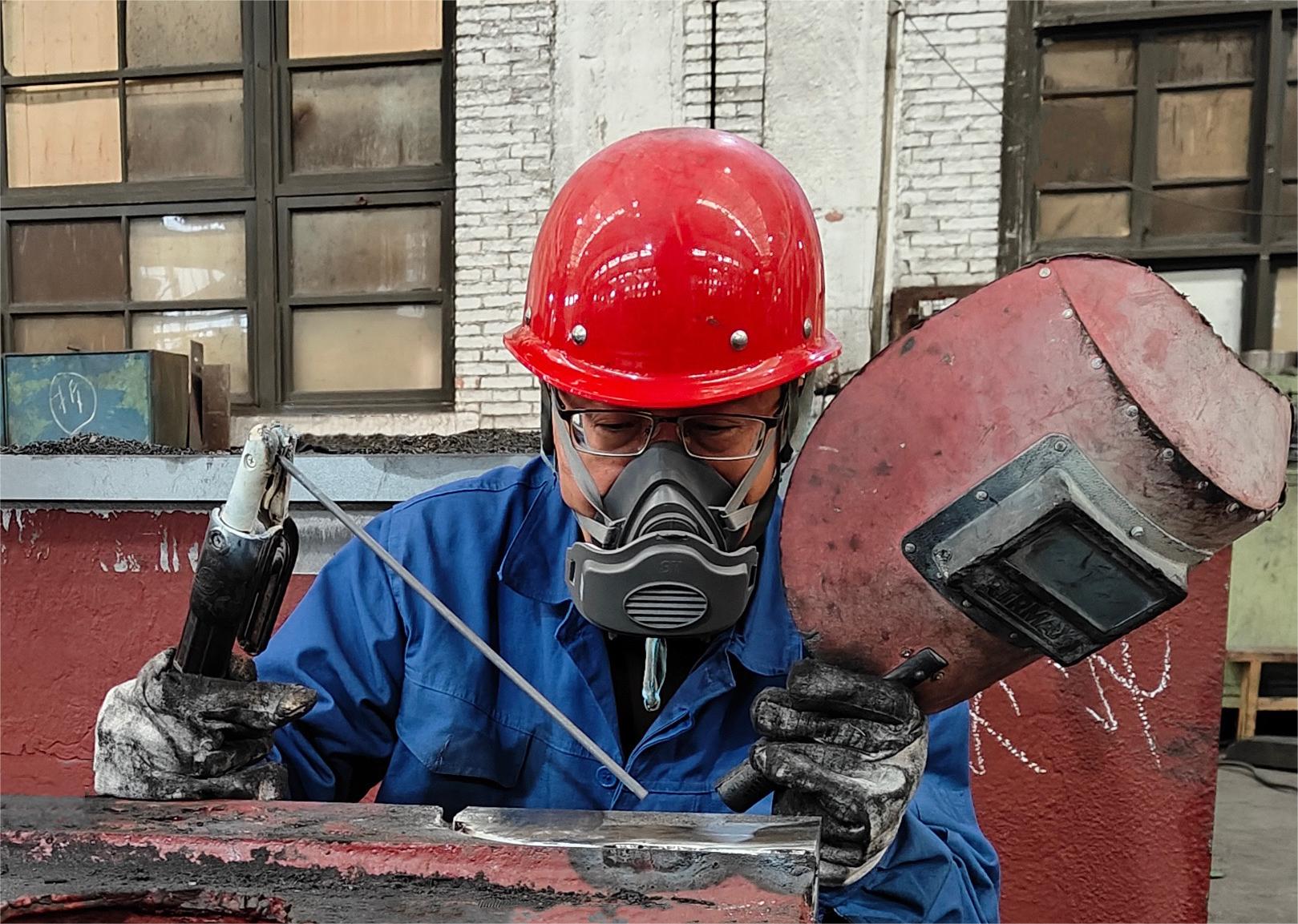 【身边模范】胡新：有心“焊”人，，，，，，一直突破